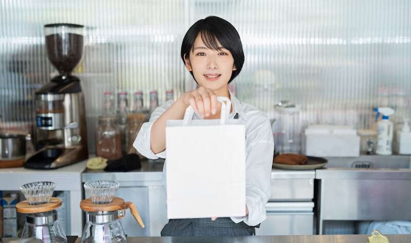 商品を渡す女性