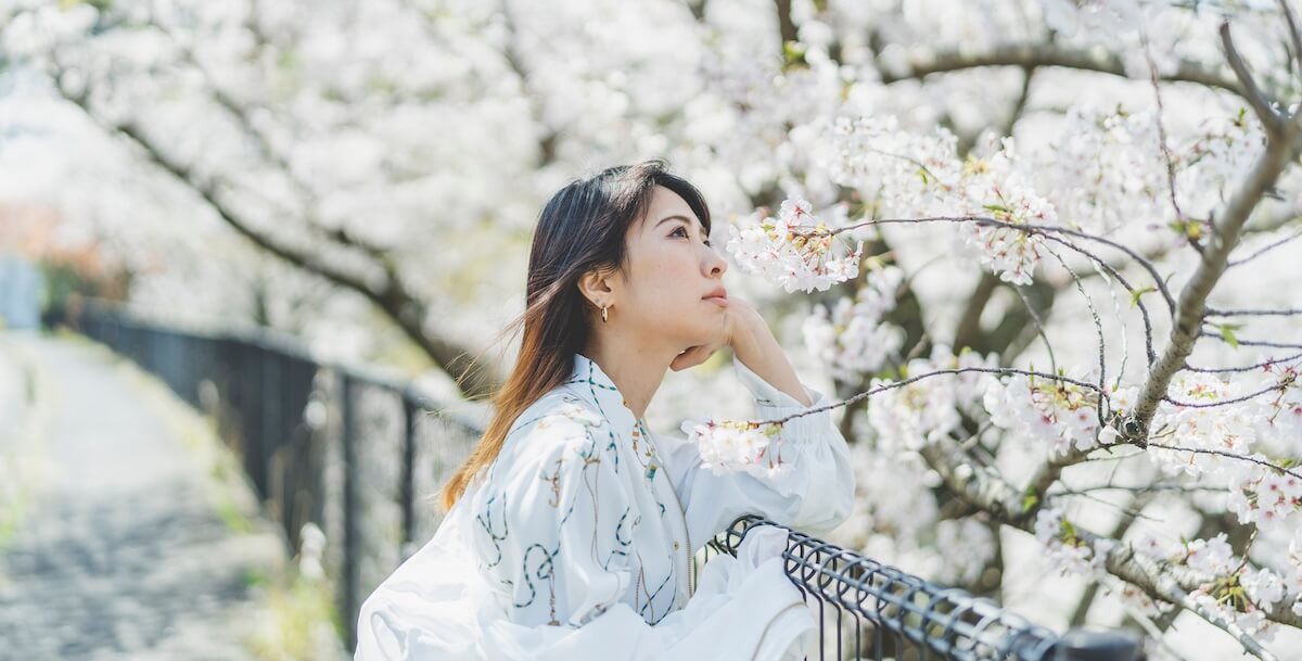 桜と女性