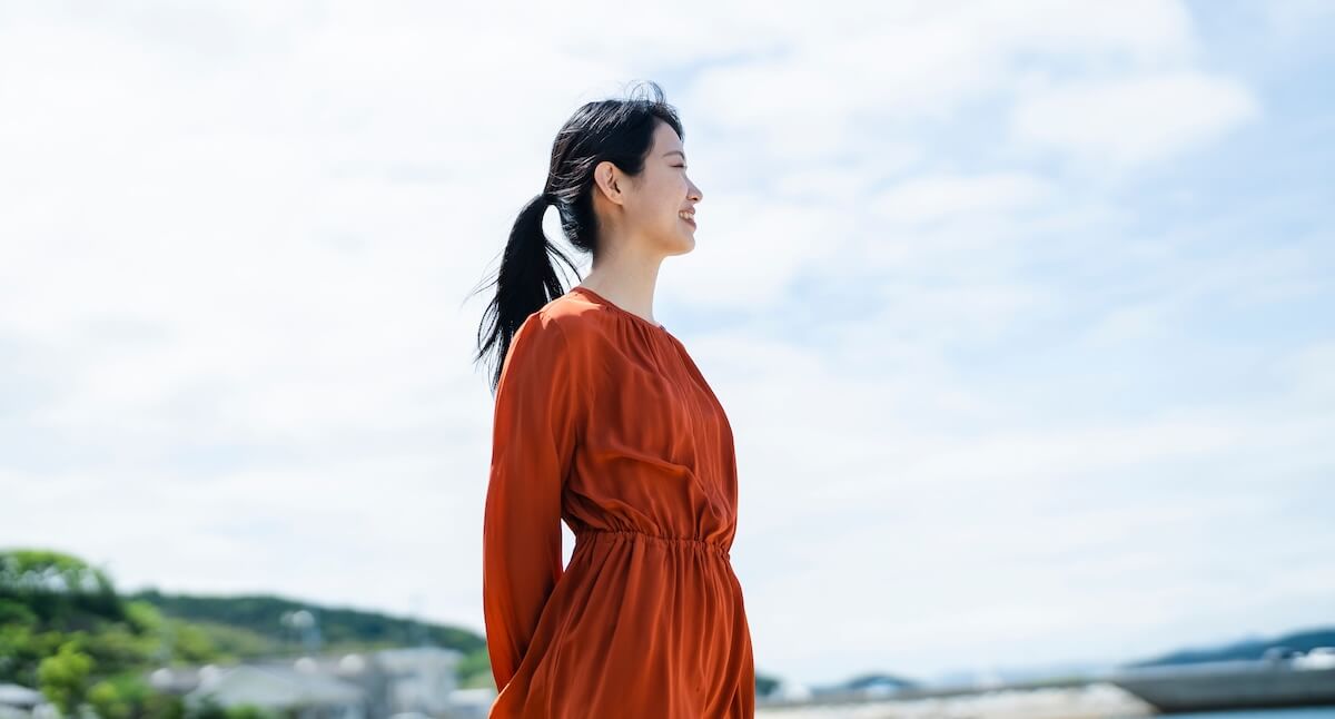 海にいる女性