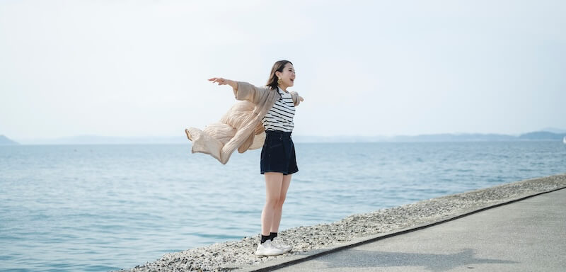 海にいる女性