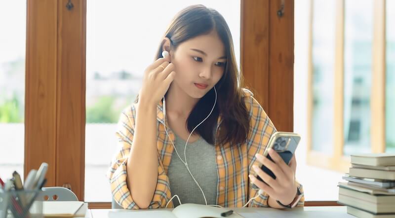 イヤフォンで録音を聴く