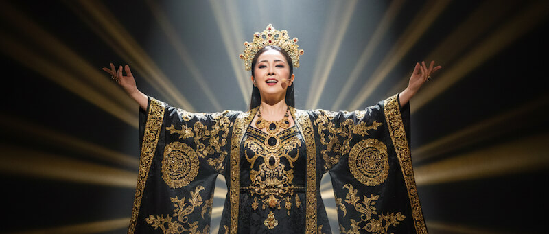 歌うミュージカル女優